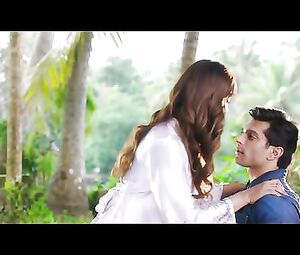 Bipasha Basu - Hot Kissing Scene