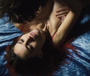 Saadet Aksoy nude - Venuto al mondo (2012)