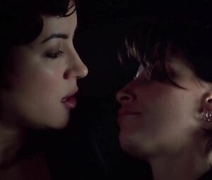 It takes less than minute for Jennifer Tilly to entice Gina Gershon in Bound (1996)